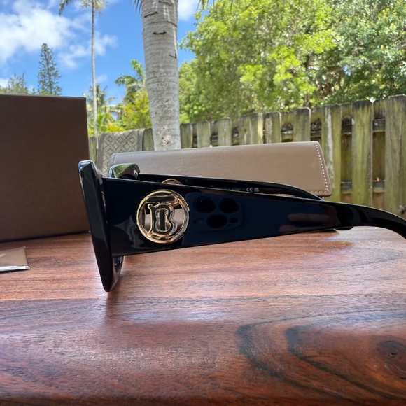 Burberry Sunglasses- brand new with packaging - Picture 4 of 6
